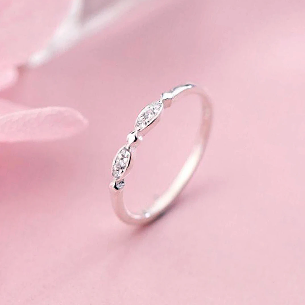 Маленькое кольцо средней длины с кубическим цирконием оливкового цвета из