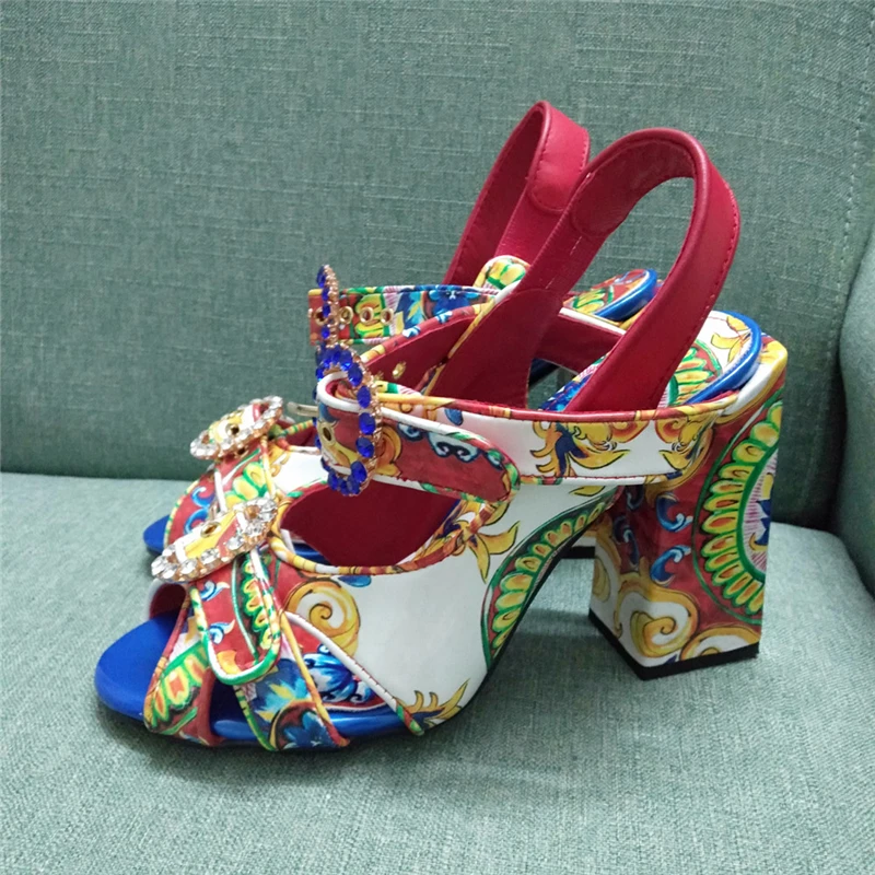 Босоножки с граффити; женские Босоножки с открытым носком, украшенные ювелирными украшениями; босоножки с узкой пряжкой на щиколотке; шикарные разноцветные женские босоножки на не сужающемся книзу массивном квадратном каблуке