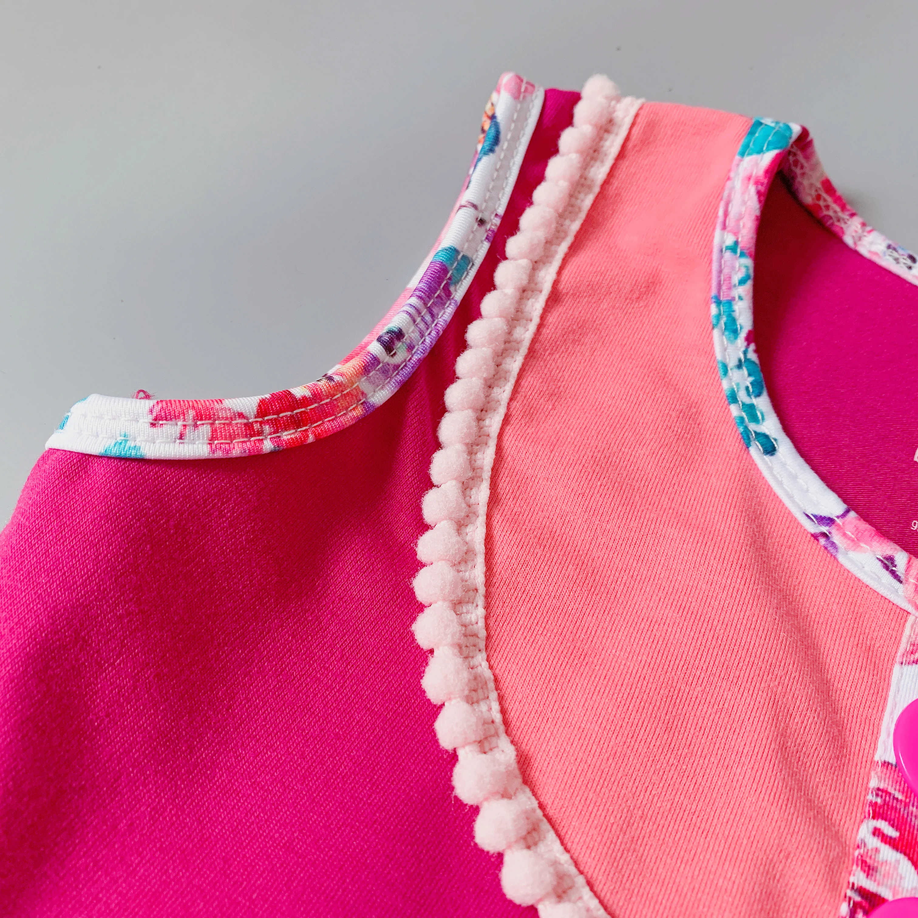 Летнее платье без рукавов розовое на лямках с цветочным рисунком и карманами 100%