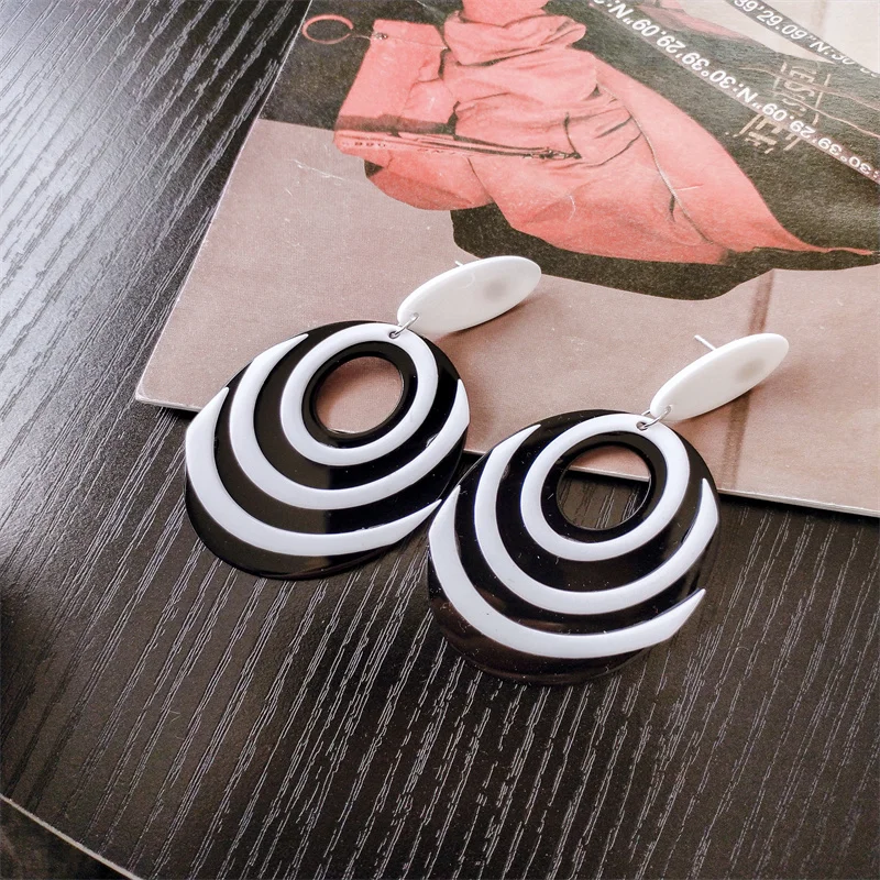 

Trendy Acrylic Black White Printed Drop Stud Earrings for Women Zebra Pendant Geometric Statements Earrings Fashion Jewelry