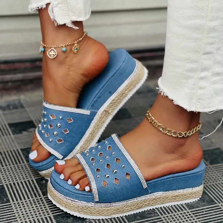 

2021 Women's Slippers Fashion Sandals Simple Vamp Rhinestone Rivets Embellished Fashion Thick-soled Women's Slippers Beach Shoes