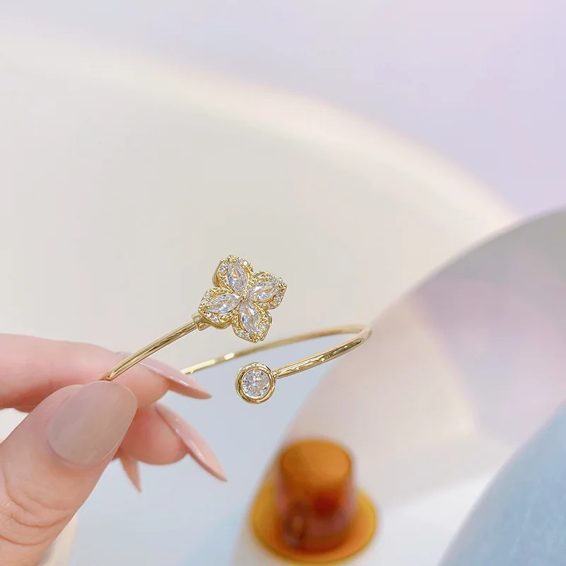 

Four-leaf Clover Rhinestone Bracelet Women's Summer Sense Niche Ins Design Online Celebrity Windmill Rotatable Bracelet Jewelry