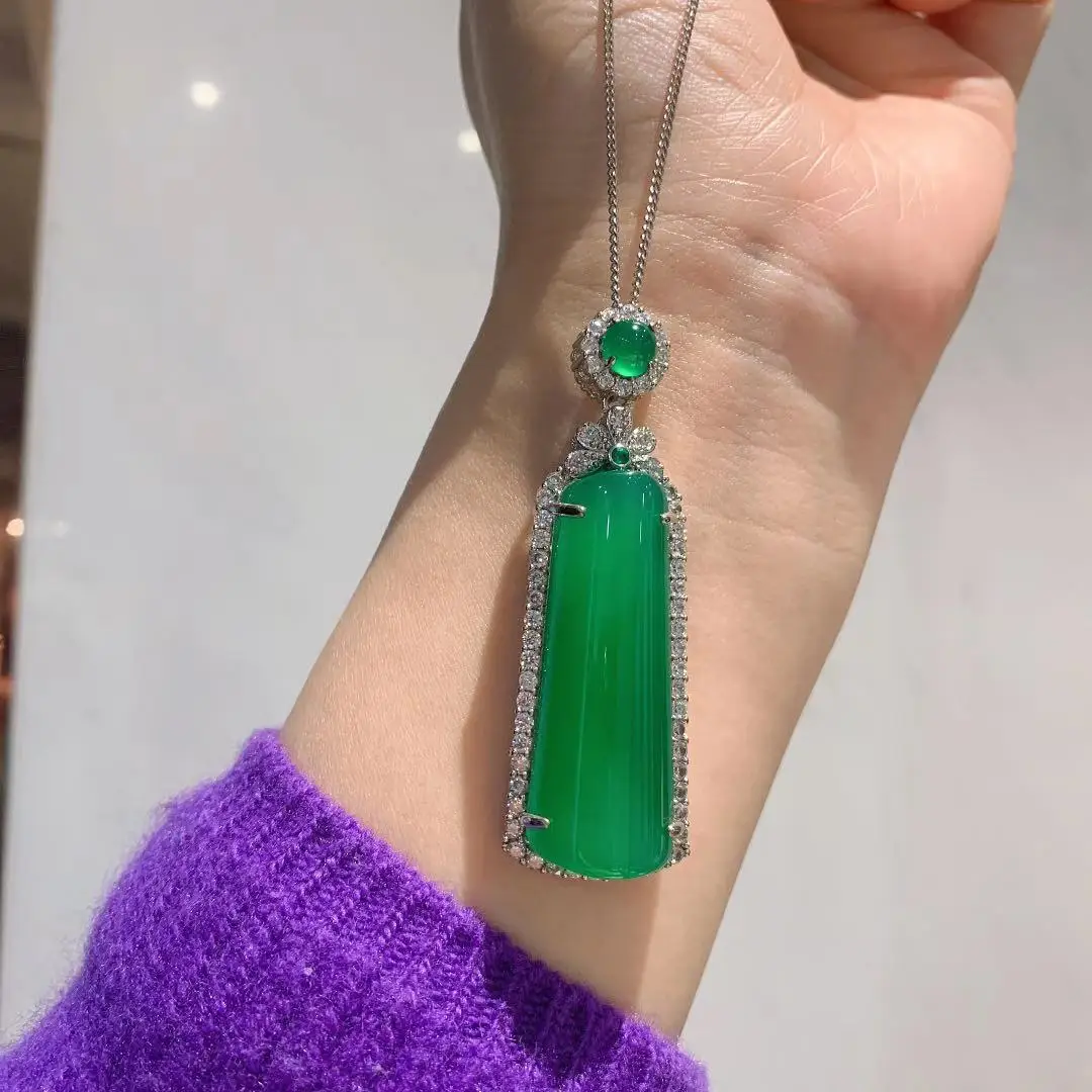 Женское колье-чокер с камнями под серебро