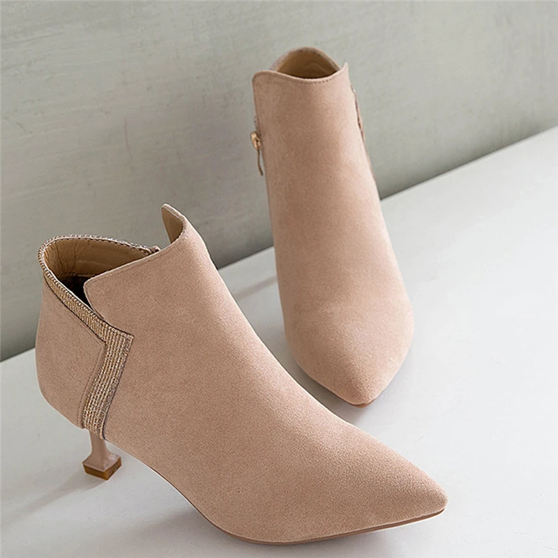 Женские ботинки для отдыха однотонные с острым носком на тонком каблуке средней