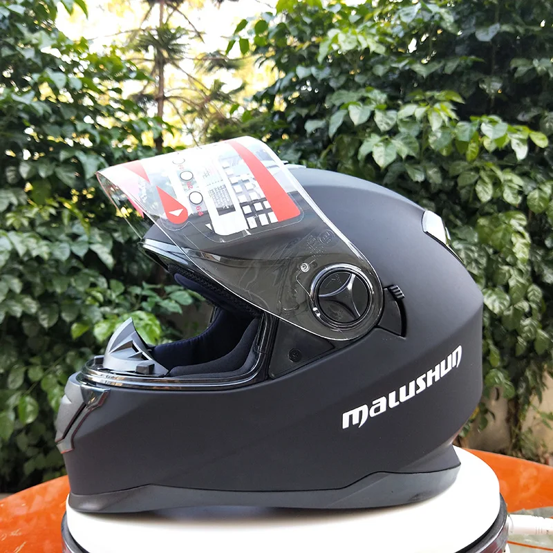 Мотоциклетный шлем с двойным козырьком внутри небольшие солнцезащитные очки на