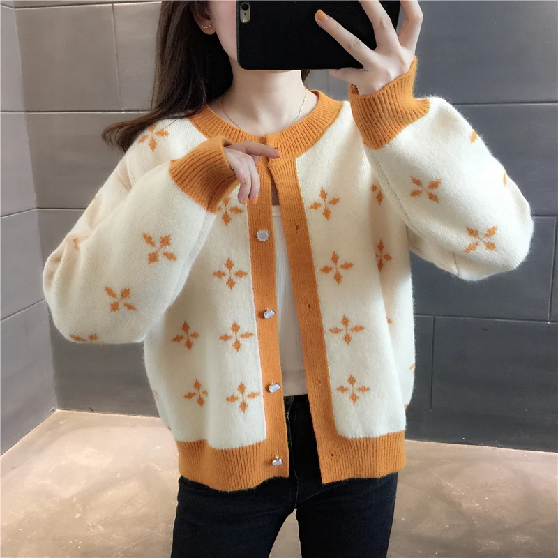 Кардиган трикотажный с круглым вырезом цветочным принтом |