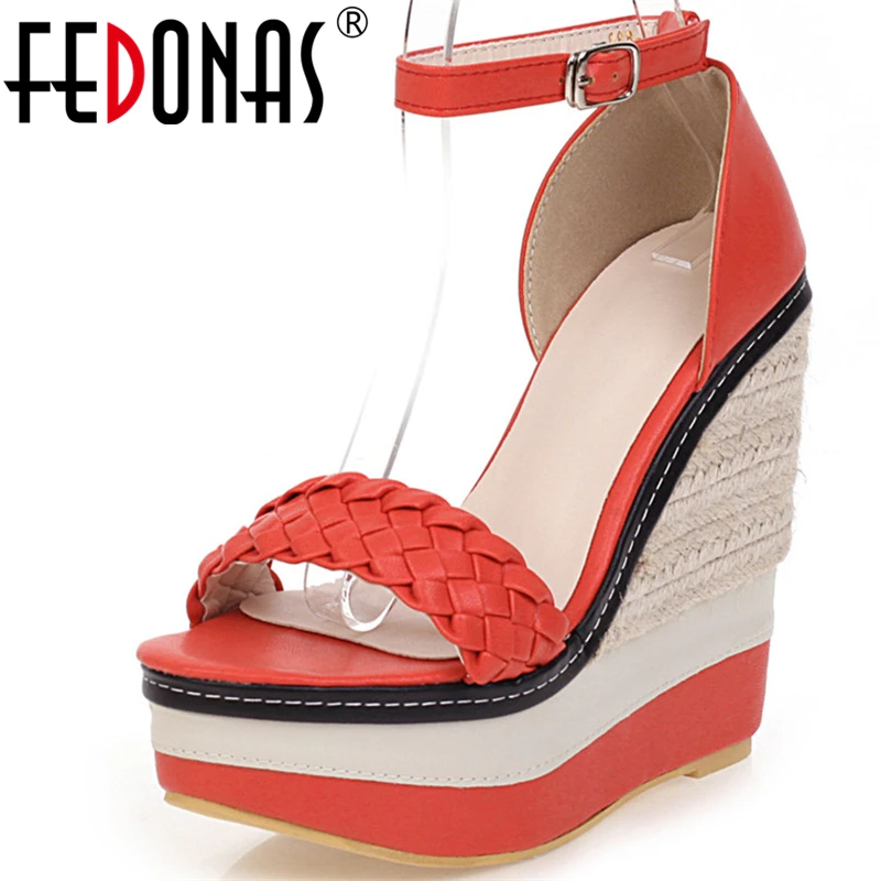 Женские повседневные босоножки FEDONAS весенне-летние на танкетке с ремешком