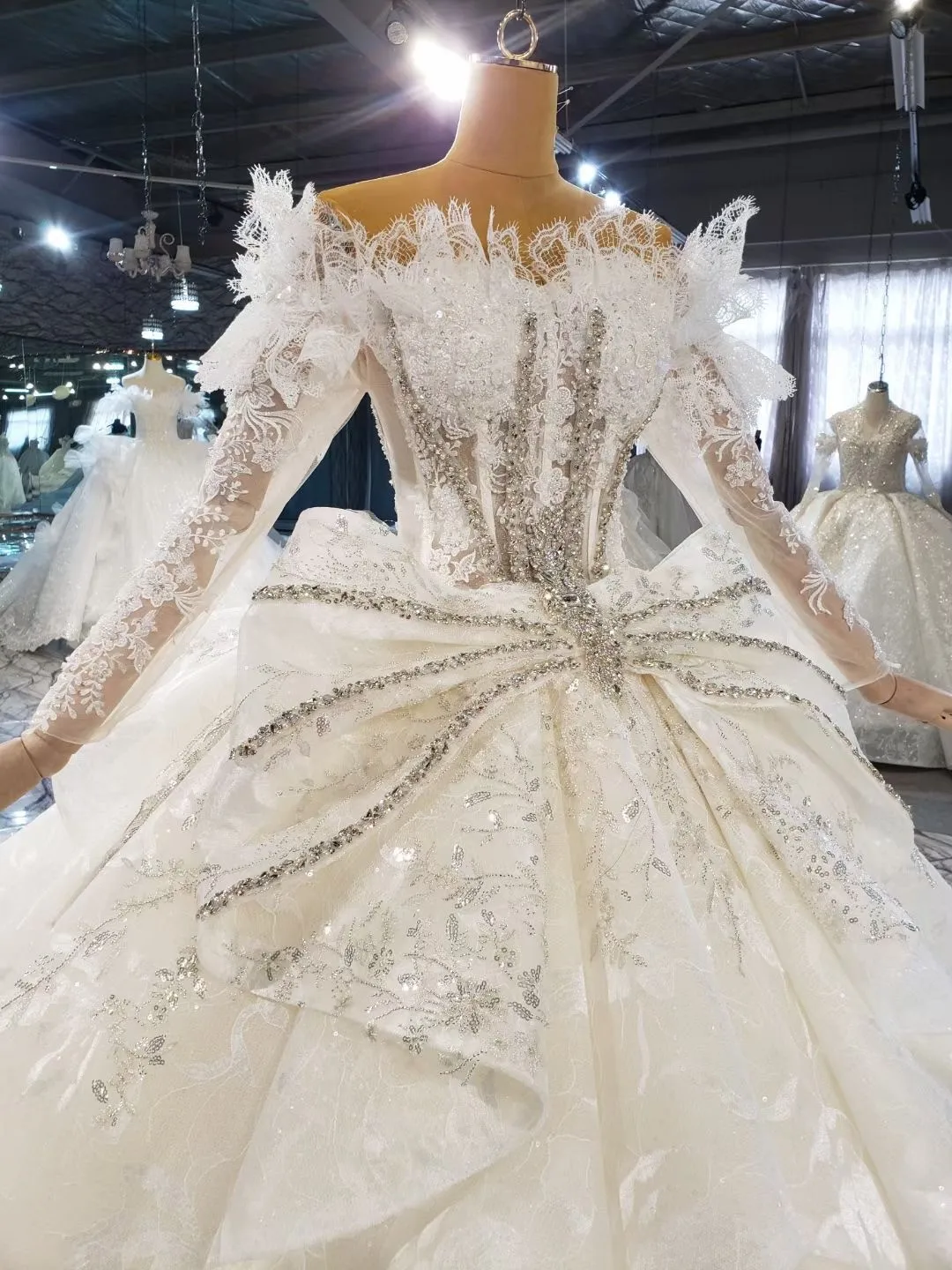 2021 Luxury Arabic Ball Gown Wedding Dresses Beaded Jewel Neck Lace Appliqued Long Sleeve Modest Wedding Gowns Custom Made