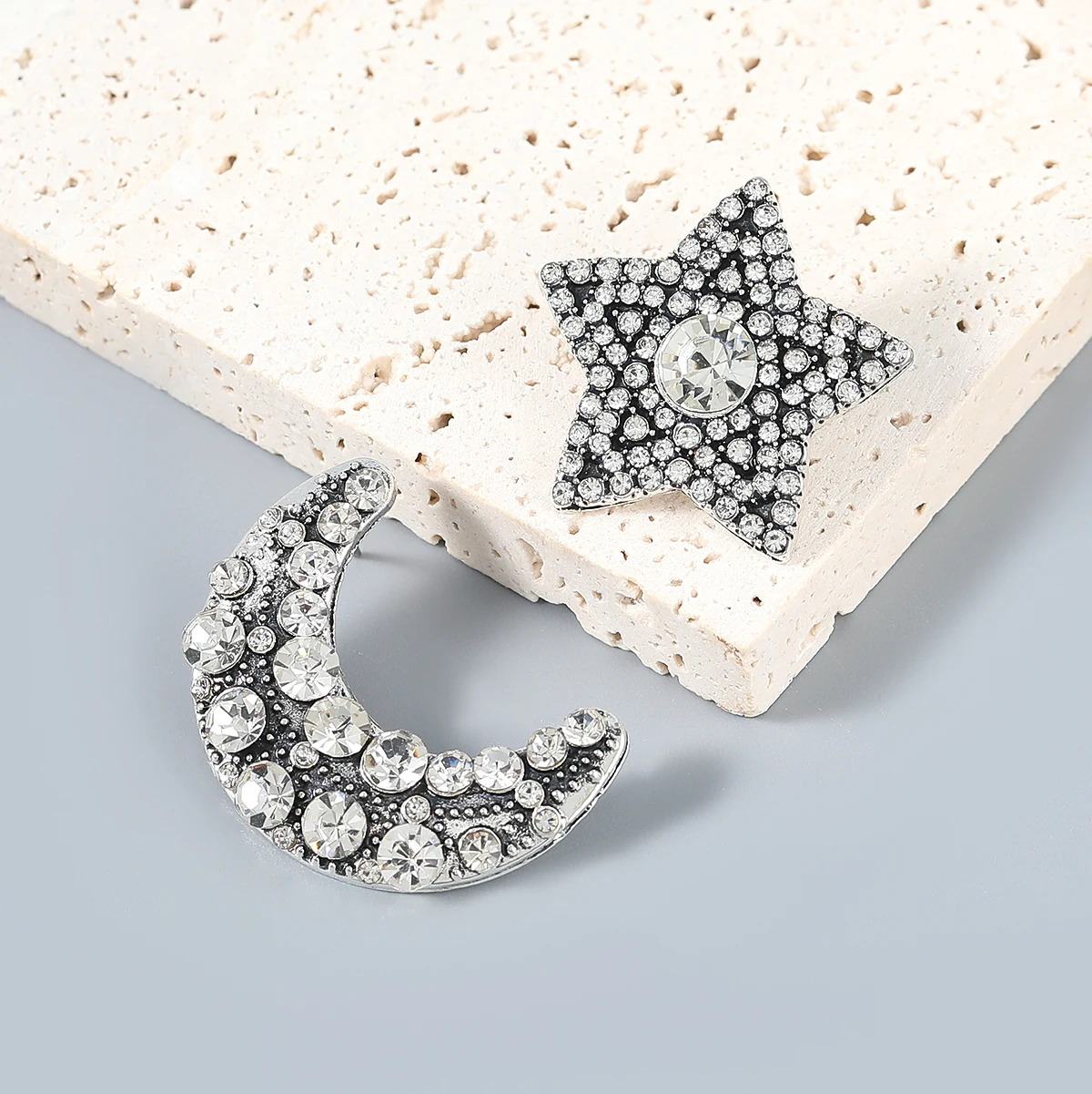 

2021 Fashion Metal Rhinestone Star Moon Earrings School Party Shiny Stud Earrings Women's Simple and Cute Accessories