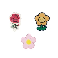lovely acrylic brooches three flowers%ef%bc%8cit is very beautiful to wear on the collar schoolbag backpack%ef%bc%8cgiven to women and friends