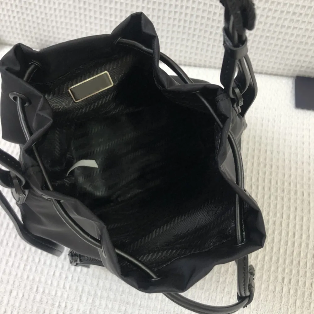 

2021 New Drawstring Pocket Nylon Waterproof Shoulder Diagonal Clutch