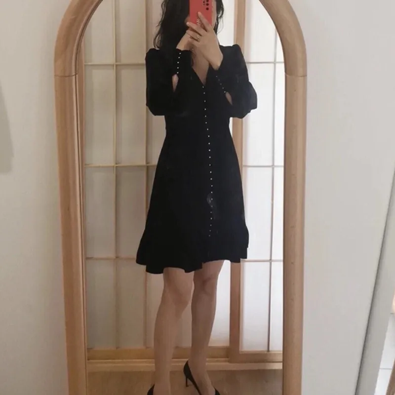 Женское платье осень-зима 2021 черное с V-образным вырезом однобортное бархатное