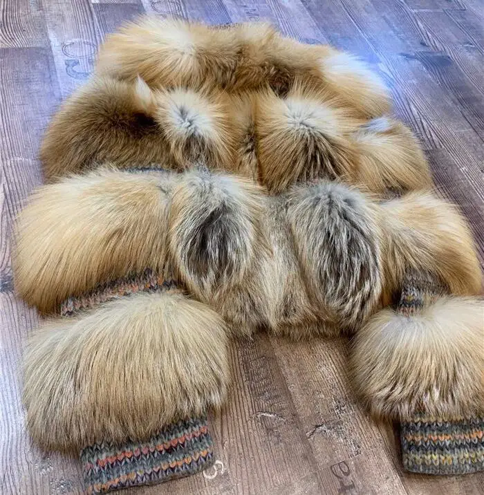 Женское пальто из твида маленькое с воротником-стойкой натурального меха