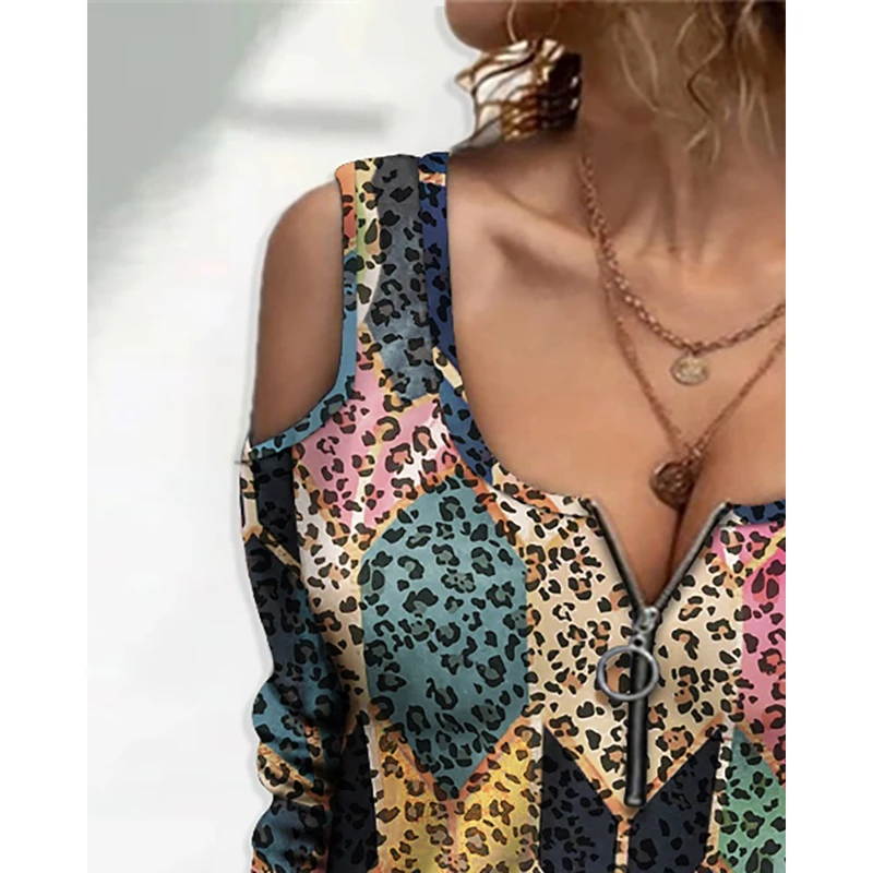 Женская блузка с леопардовым принтом оверсайз V образным вырезом открытыми