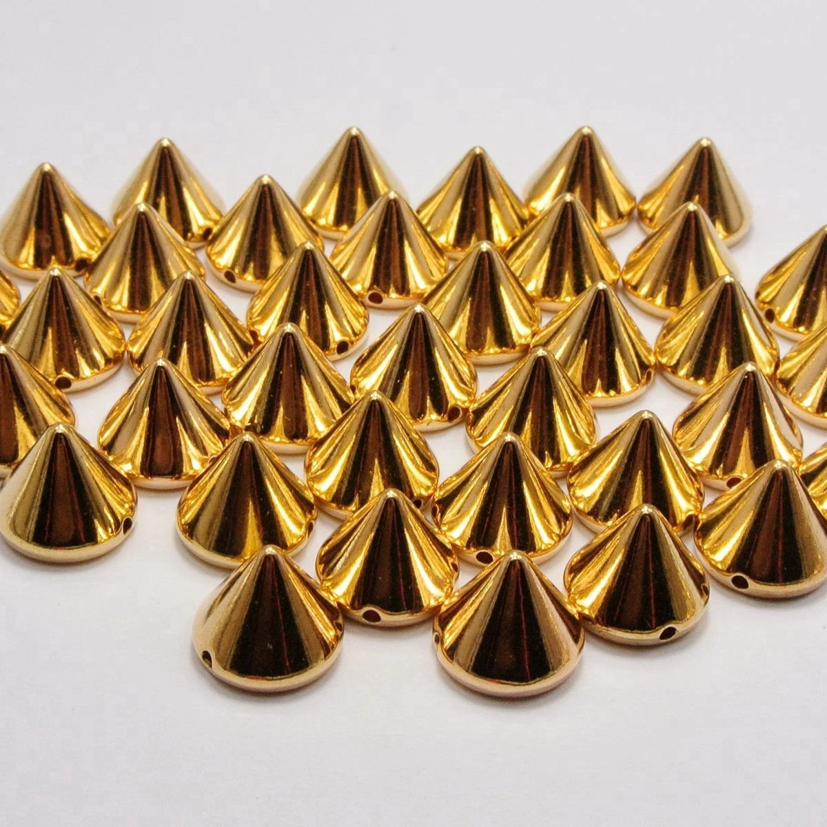 100 Золотой Тон металлик Рок Панк Спайк заклепки Акриловые конические бусы