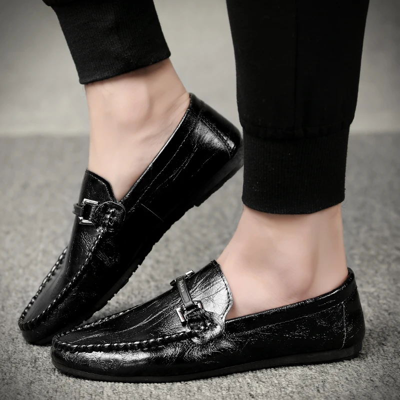 Мужские кожаные туфли черные лоферы на плоской подошве легкие и удобные