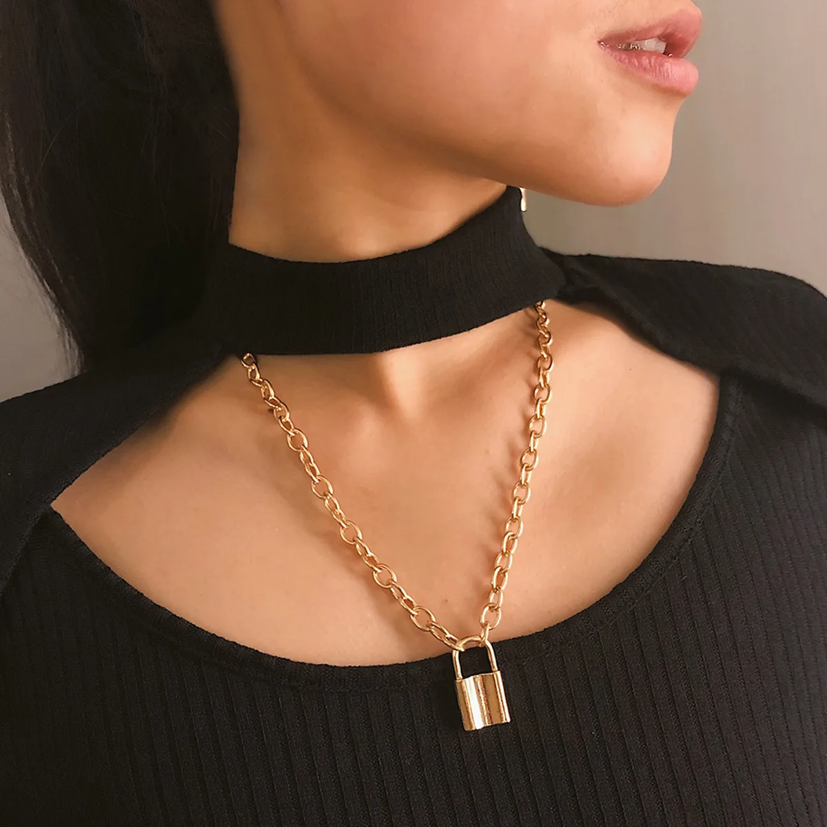 

Women Jewelry Single Chain Necklace Popular Design Metal Alloy Golden Plating Color Cute Lock Pendant Necklace For Girl Lady