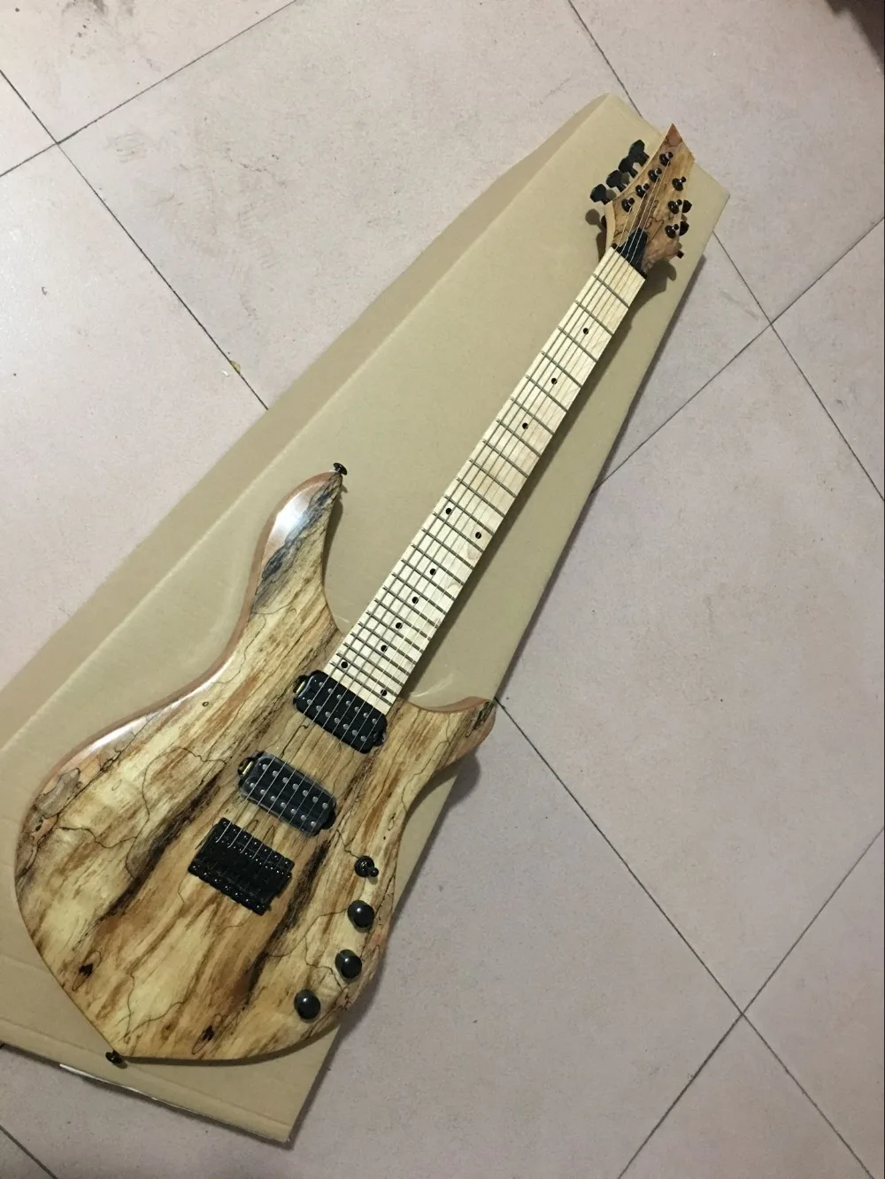 

custom shop.New Style handwork 6 Strings Maple fingerboard electric guitar.Natural wood color guitarra.black hardware
