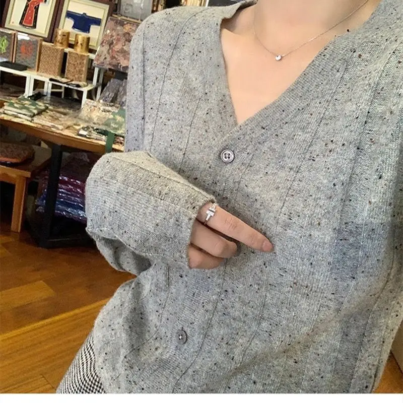 

Spring and summer new Korean Knitted Top Women's thin V-neck small fragrance base coat thin cardigan for small people
