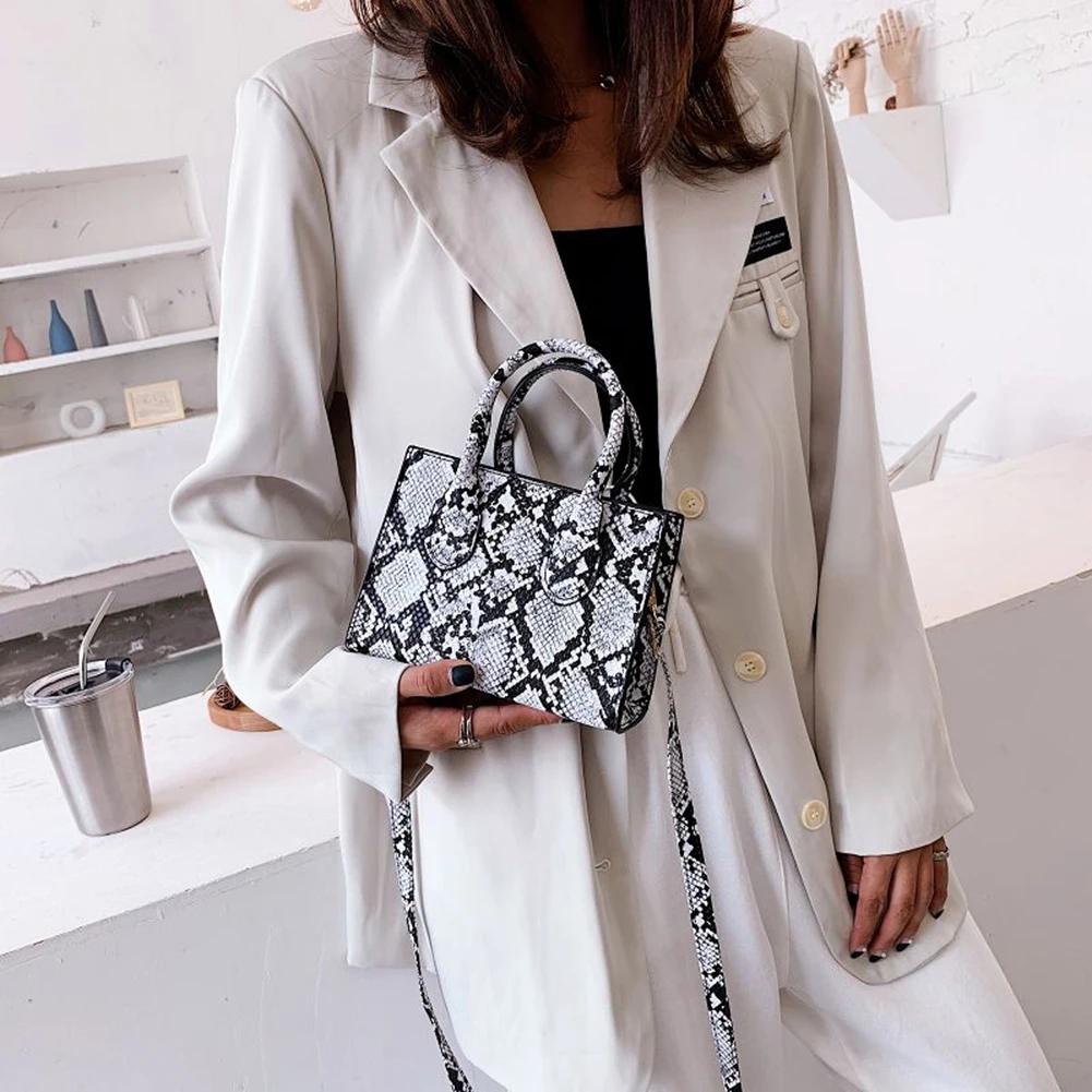 Сумка тоут женская из экокожи модный саквояж кросс боди со змеиным принтом