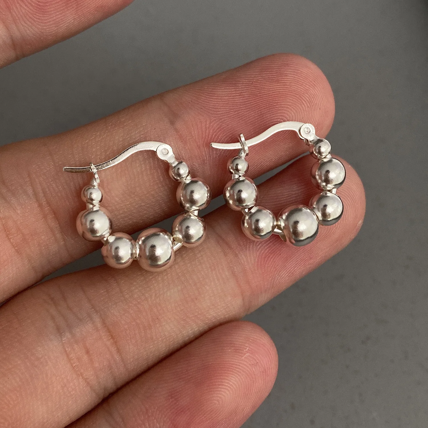 

VENTFILLE 925 Sterling Silver Round Bead Earrings Female Fashion Temperament, Light Luxury, High-End Simple Ear Buckle Gift