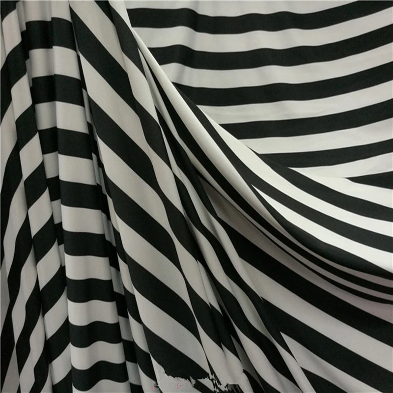 Красно-черная эластичная молочно-шелковая трикотажная ткань в полоску с принтом