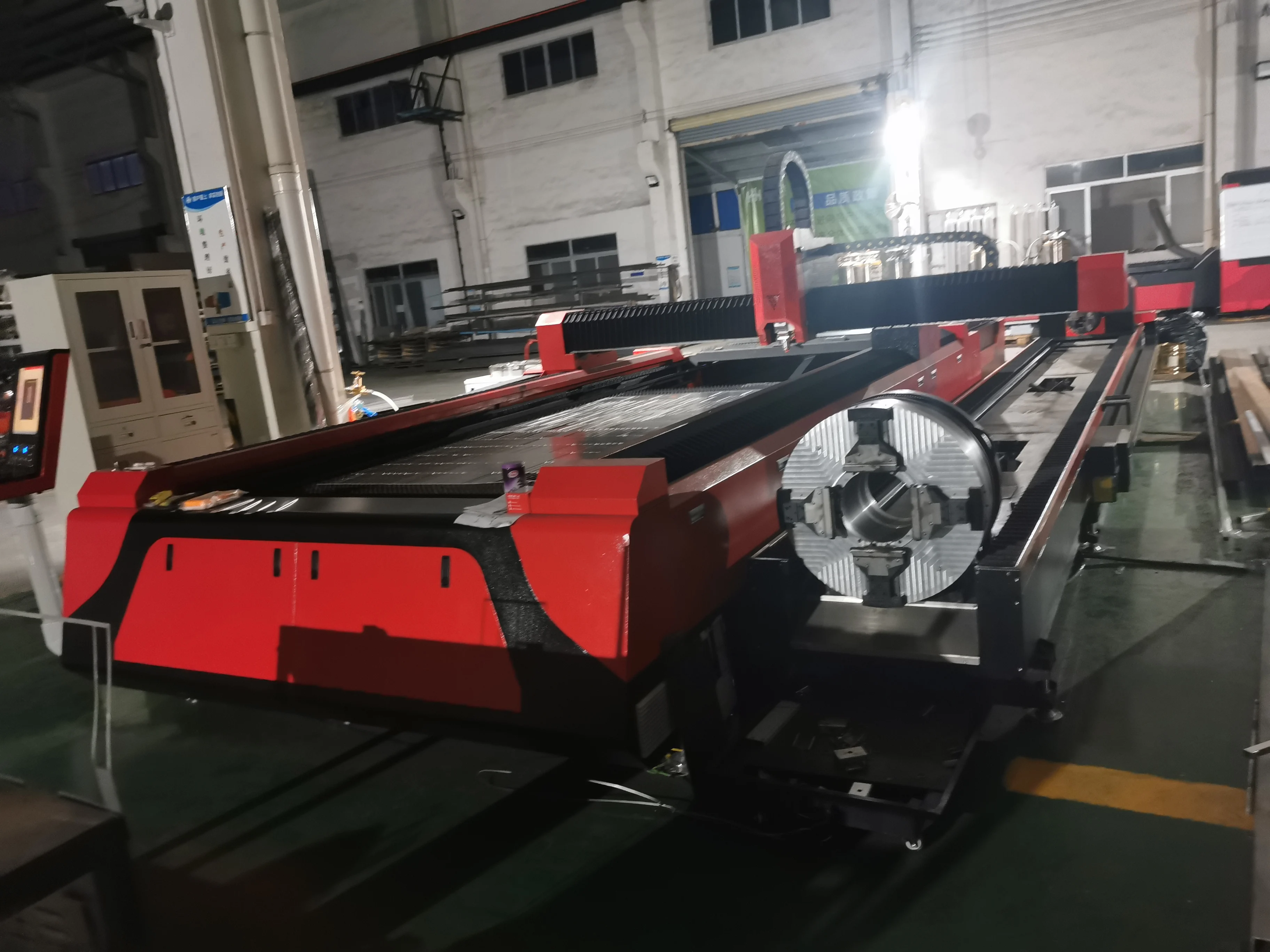Станок для лазерной резки листового металла CNC Fiber 3000w 2000w труб и пластин |
