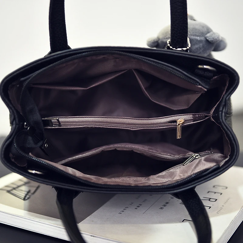 

2021 New Woman Trend Handbags, Leisure Messenger Bag, Retro Korean Version Women Bag, Fashion Bear Ornaments Flap Designer Bags