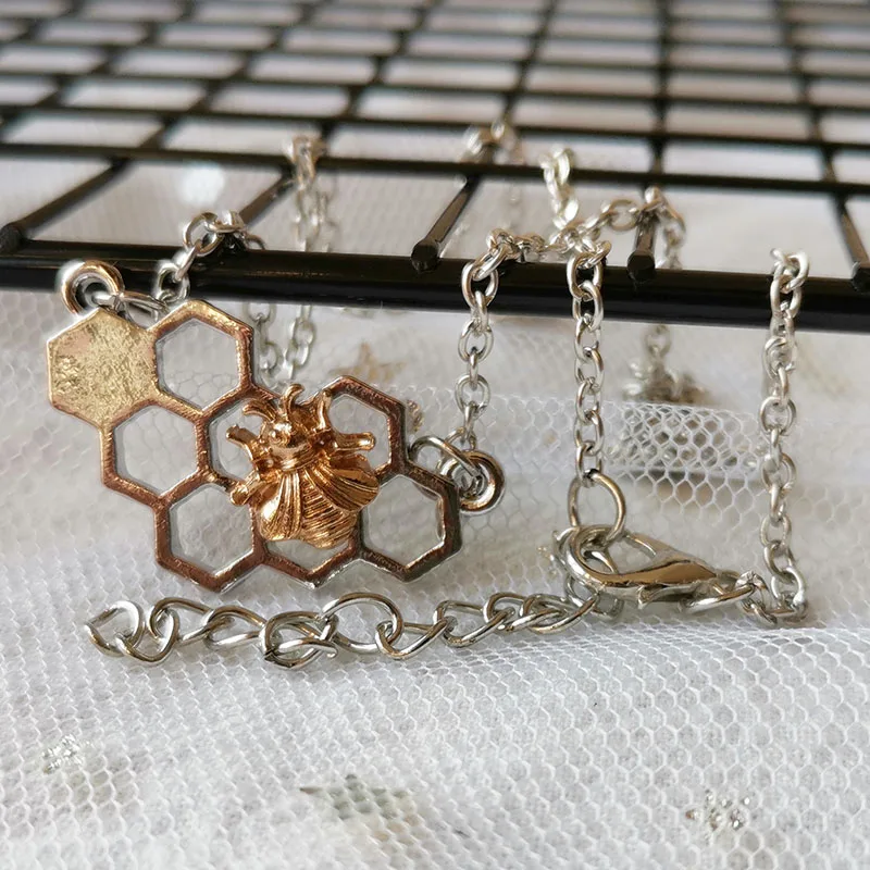 Женское серебряное ожерелье-чокер с подвеской в виде пчелы