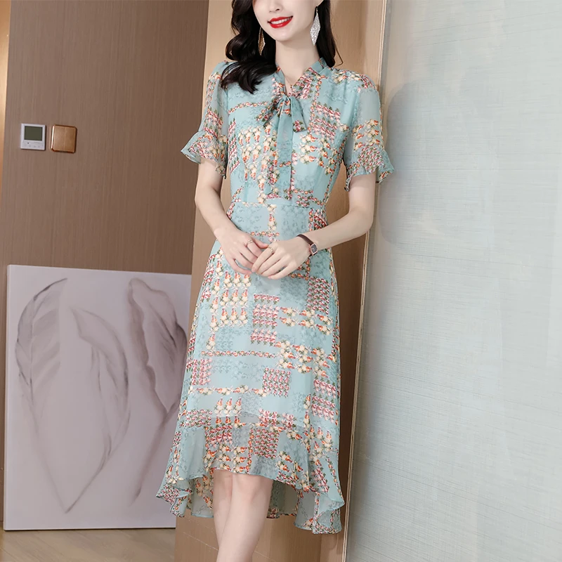 

Женское платье с цветочным принтом, коротким рукавом и воротником-стойкой