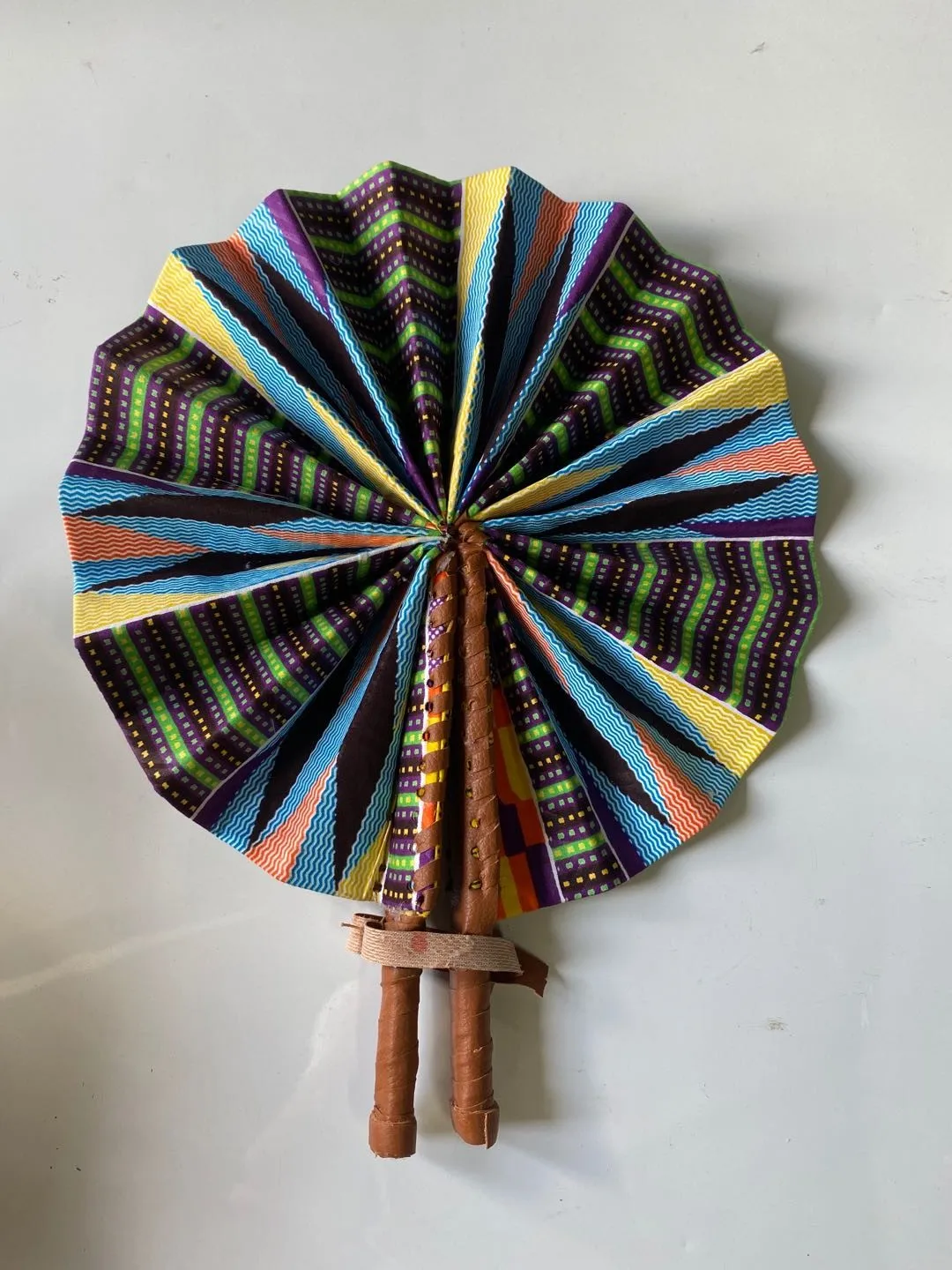 Африканский восковой принт ткани с кожаным складным веером узор Искусство