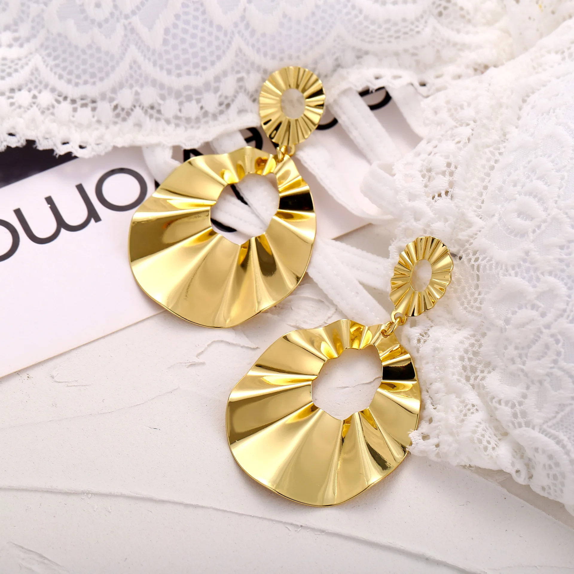 Европейские и новые полые серьги с волнистыми кругами преувеличенные для