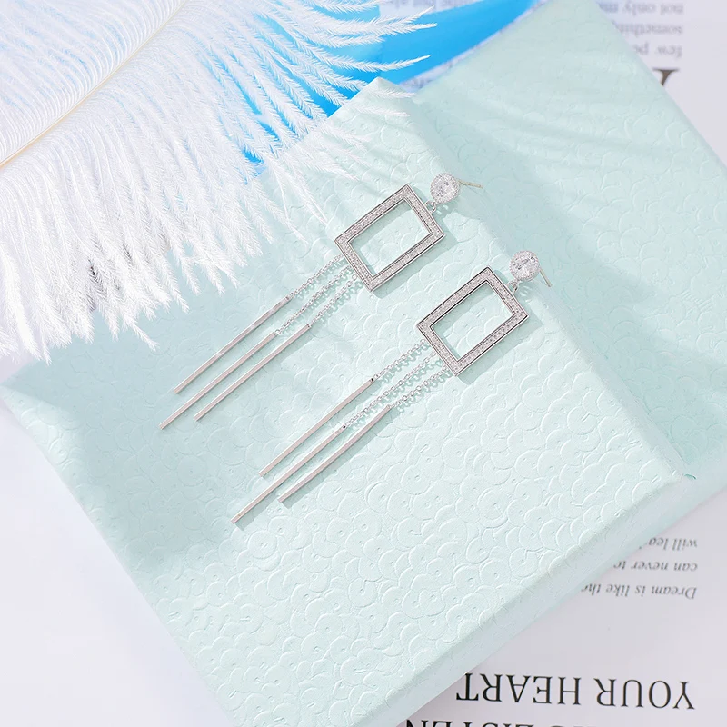 Женские серьги-подвески с кисточками золотистые обтекаемые длинные висячие