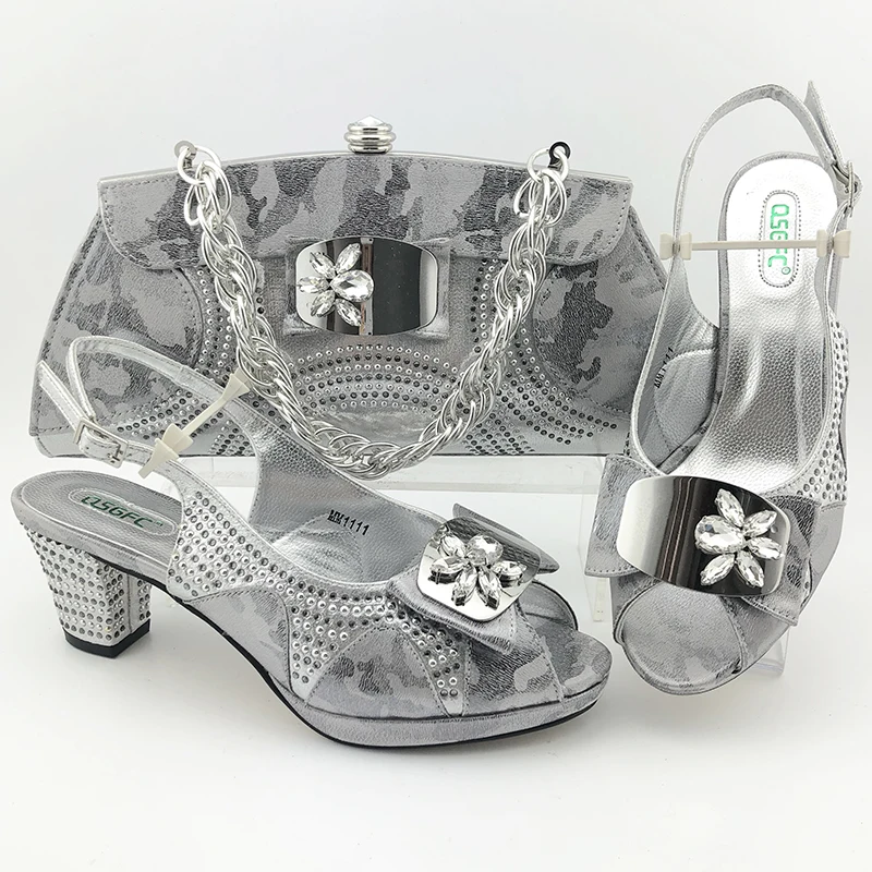 Итальянская женская обувь в комплекте комплект из туфель на среднем каблуке и