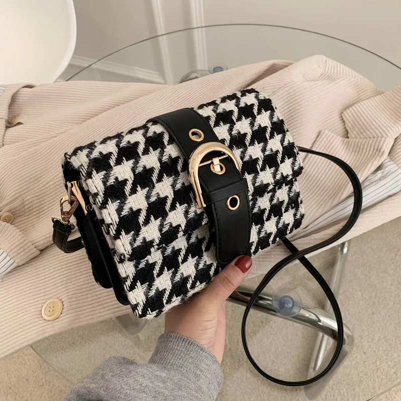 Женская плетеная Сумка конверт с рисунком гусиная лапка на плечо