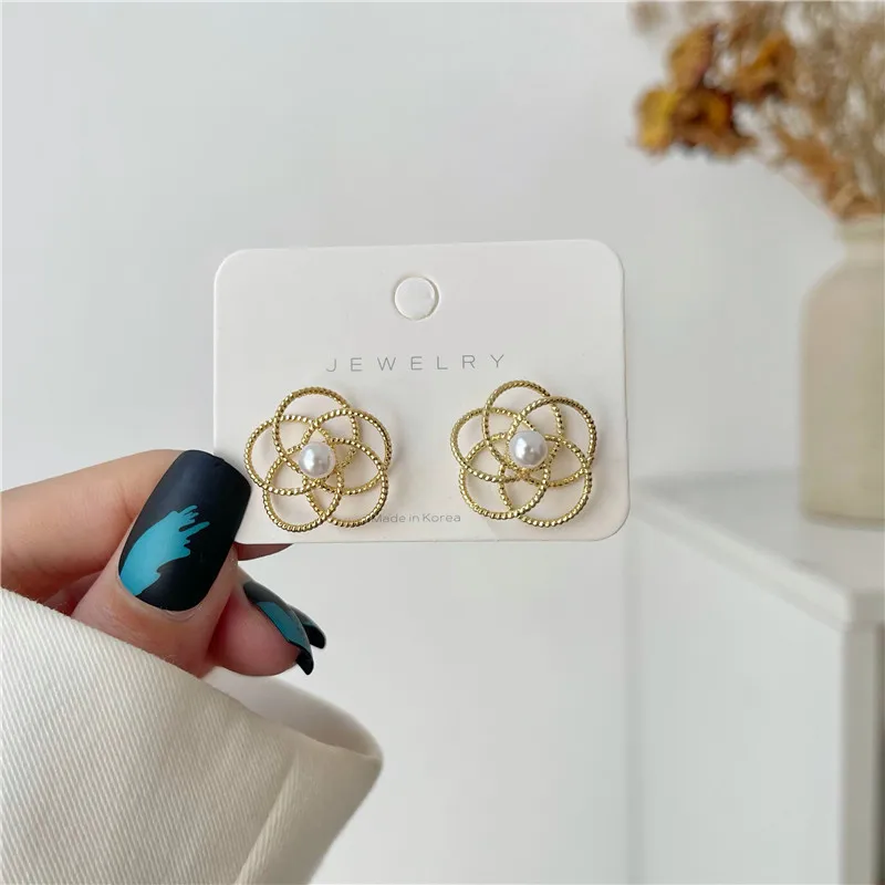 

Simple Temperament Korean Pearl Earrings Hollow Metal French Cuff Earrings