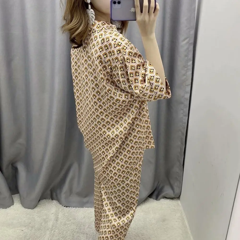 Женский костюм из двух предметов летняя блузка с геометрическим принтом и брюки