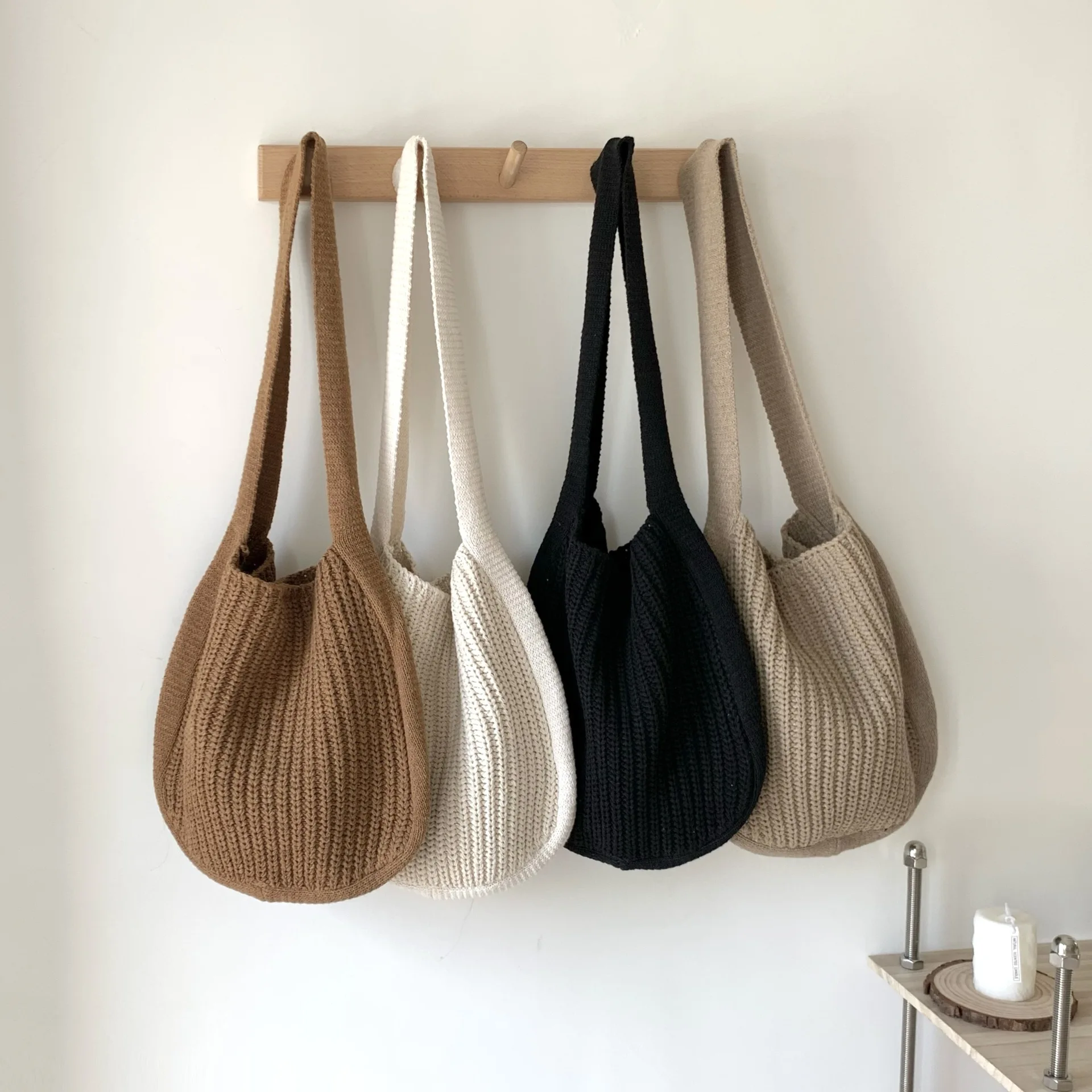 

Женская вязаная крючком сумка-хобо из мягкой пряжи