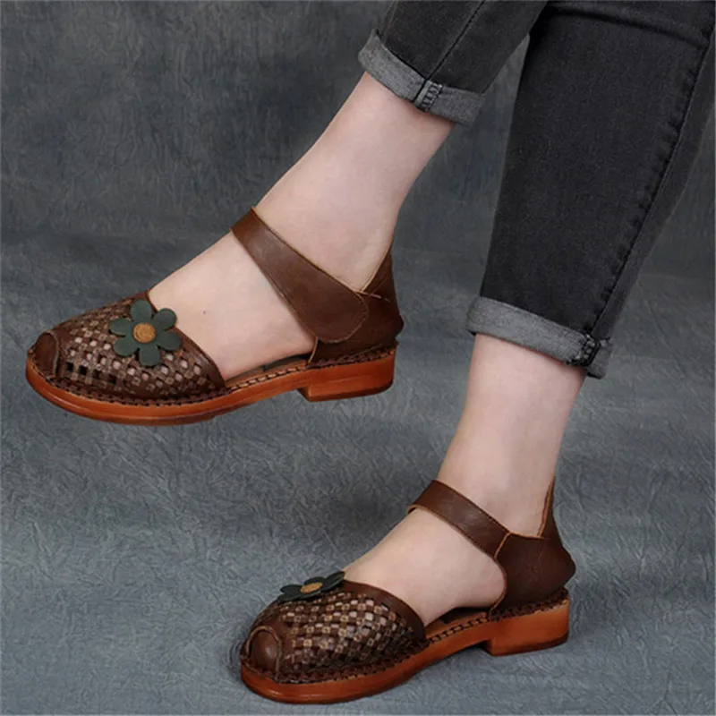 

CEYANEAO Summer leather sandals in retro style; women's shoes with a buckle and a floral pattern; Baotou soft low heel