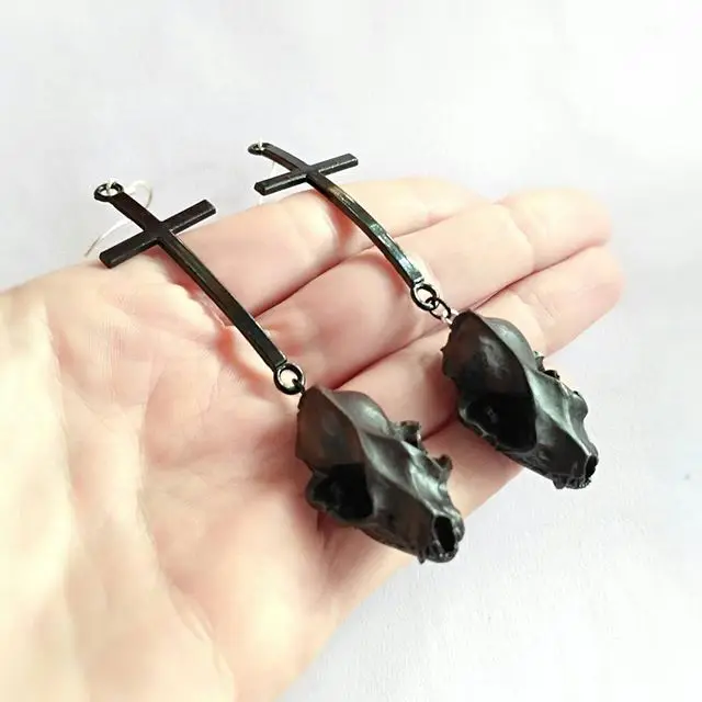 Перевёрнутый крест в виде черепа серьги из сатанина готическом стиле с черепами