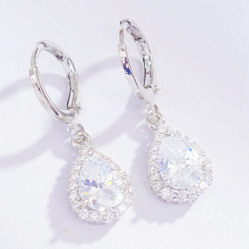 Серьги кольца с фианитами женские изящные висячие украшения в форме капли воды