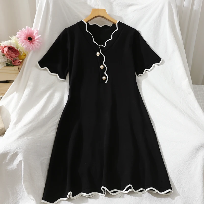 Брендовое трикотажное платье контрастного цвета с волнистыми краями и пряжкой