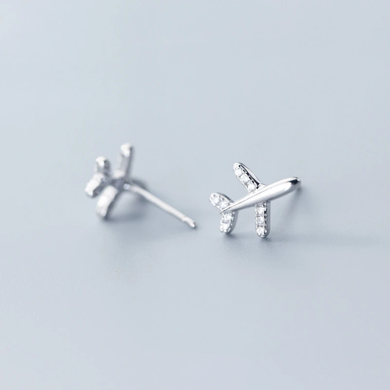 Женские маленькие серьги-гвоздики в виде самолета из серебра 925 пробы с фианитом