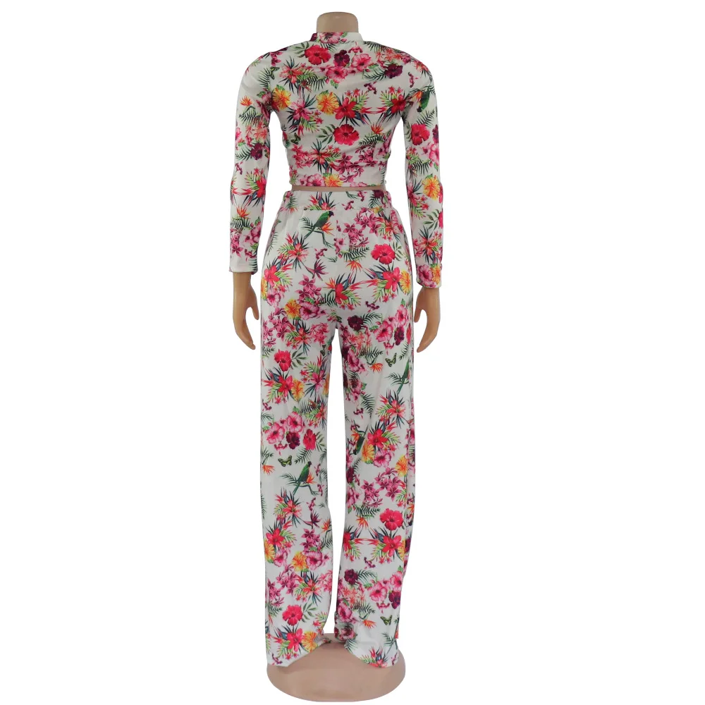 Женский офисный костюм-двойка футболка с цветочным принтом и длинные брюки в