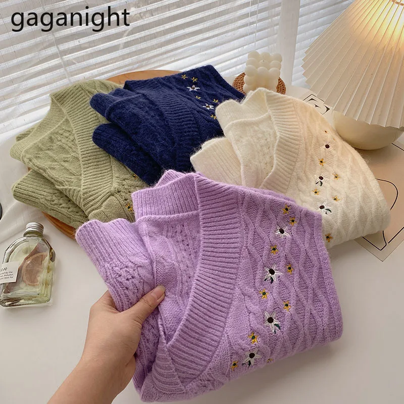 

Gaganight Knitted Women Embroidery Flower Vest Sweet Lady Chic Fashion Solid Camis Sleeveless Crop Tops New Arrivals 2021 Tanks