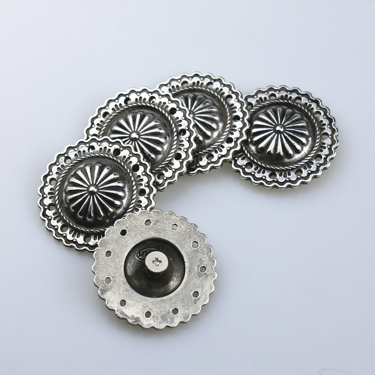 Кожевенное изделие металлическое Conchos античное серебряное покрытие 607137-32/36 Diy