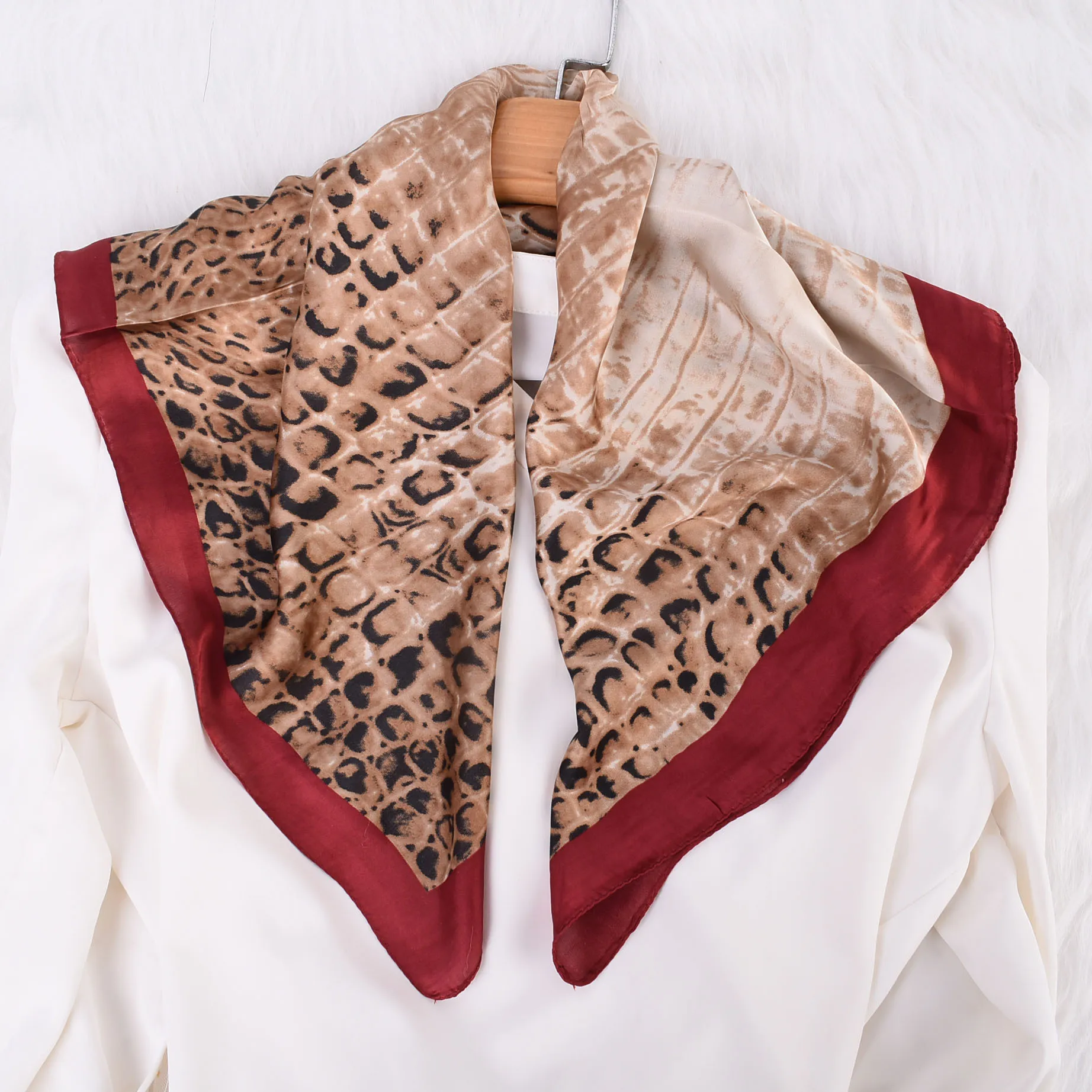 Шелковый Атласный роскошный квадратный шейный платок со змеиным принтом 70 см