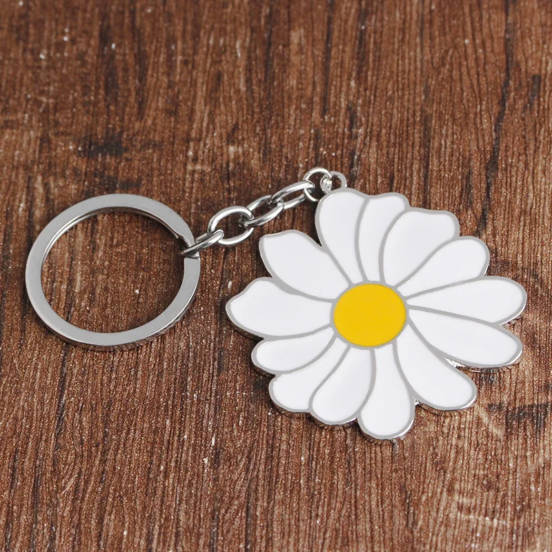 

New new clothing creative small daisy dripping oil simple beach style corsage keychain Accessories Fashion Jewelry Key Chains
