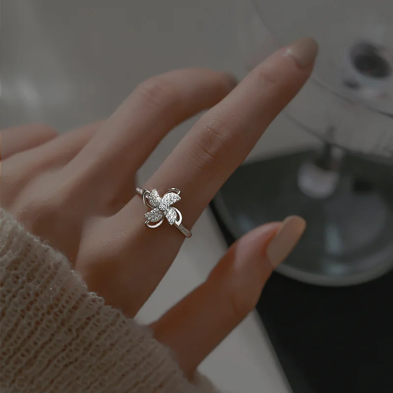 

Modern Jewelry Metal Ring 2021 New Design Silvery Plating Shiny Crystal Finger Ring For Girl Fine Accessories Gifts
