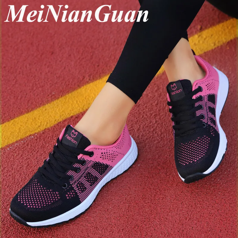 Женские кроссовки для бега весна-осень черные на шнуровке плоской подошве